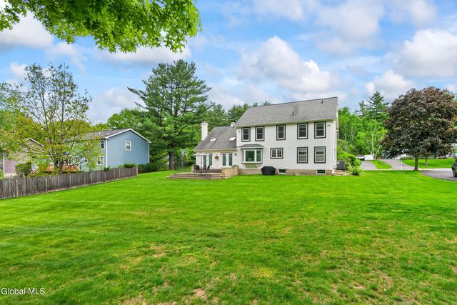 9 Owasco Court, Niskayuna, NY 12309