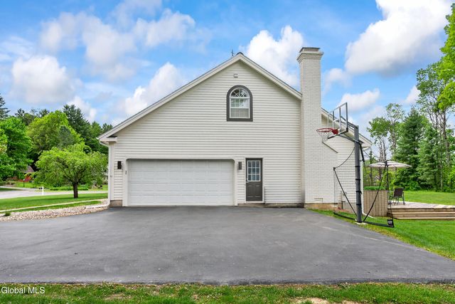 9 Owasco Court, Niskayuna, NY 12309
