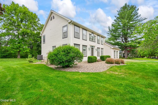 9 Owasco Court, Niskayuna, NY 12309