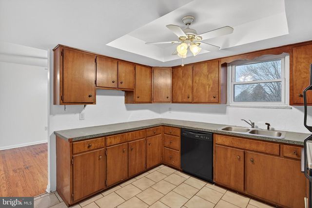 452 LONGFELLOW DR, Lancaster, PA 17602