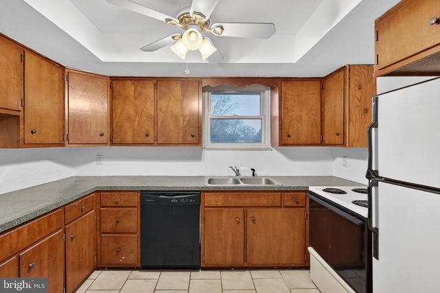 452 LONGFELLOW DR, Lancaster, PA 17602