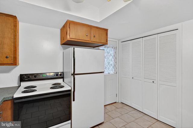 452 LONGFELLOW DR, Lancaster, PA 17602