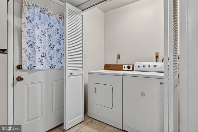 452 LONGFELLOW DR, Lancaster, PA 17602