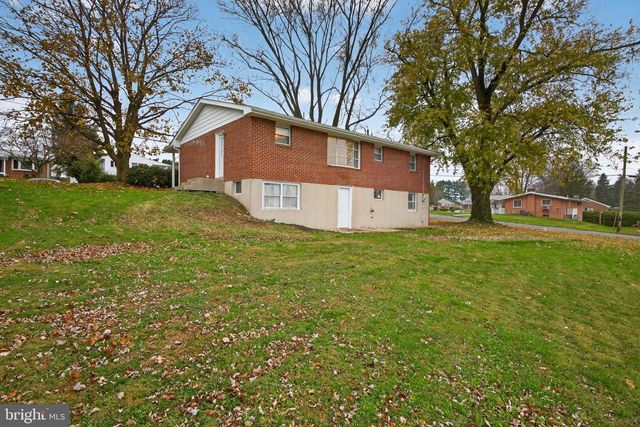 452 LONGFELLOW DR, Lancaster, PA 17602