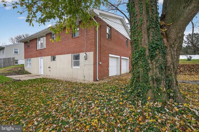 452 LONGFELLOW DR, Lancaster, PA 17602