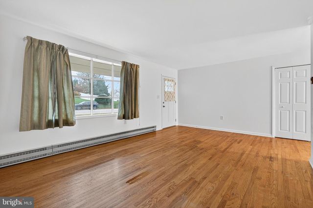 452 LONGFELLOW DR, Lancaster, PA 17602