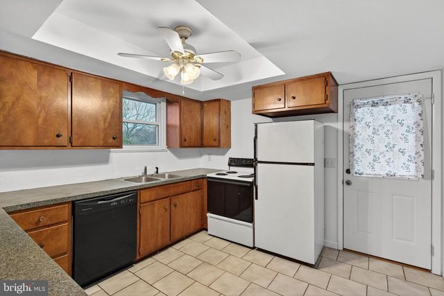 452 LONGFELLOW DR, Lancaster, PA 17602