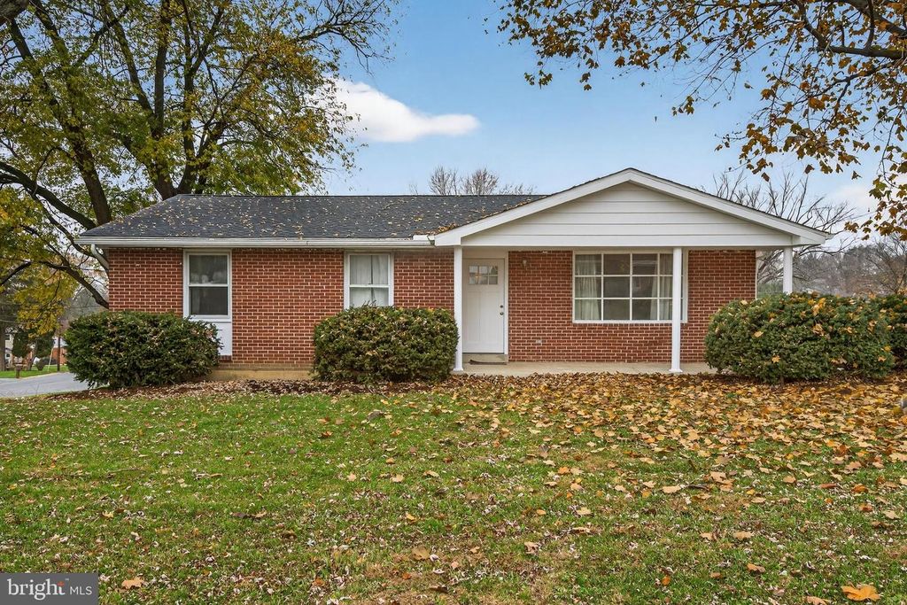 452 LONGFELLOW DR, Lancaster, PA 17602