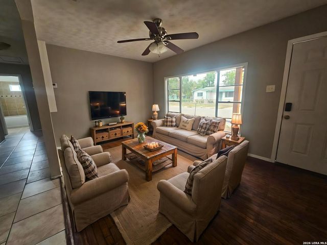 753 San Antonio, Seguin, TX 78155
