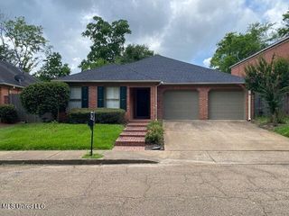 14 Robinwood Place, Jackson, MS 39211