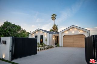 22821 Collins Street, Woodland Hills, CA 91367