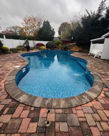 18 Loring Road, Levittown, NY 11756