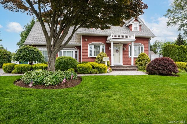 18 Loring Road, Levittown, NY 11756