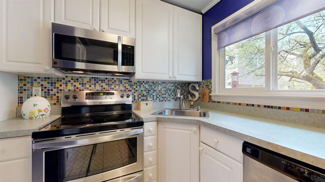 A2 Stonehedge Drive, South Burlington, VT 05403