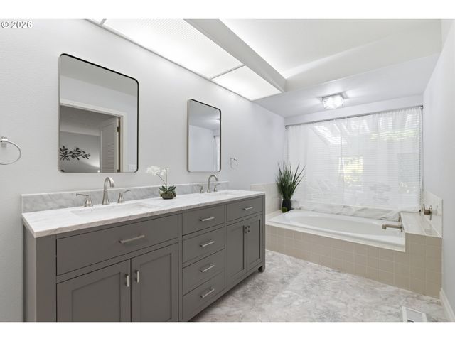 32400 Sw ARBOR LAKE Dr, Wilsonville, OR 97070