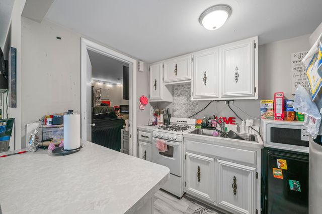 220 N Rosedale Avenue, Aurora, IL 60506