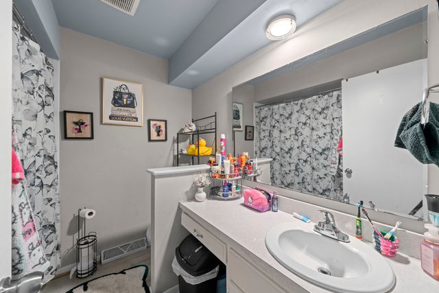 220 N Rosedale Avenue, Aurora, IL 60506