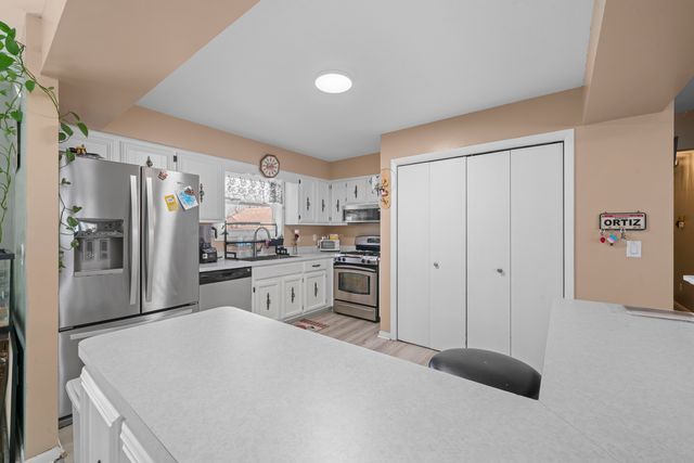 220 N Rosedale Avenue, Aurora, IL 60506