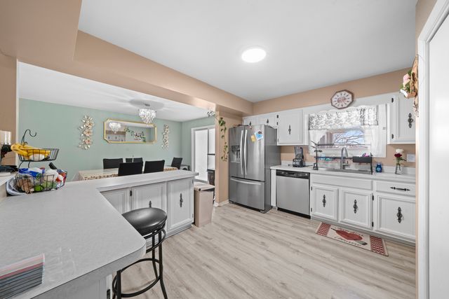 220 N Rosedale Avenue, Aurora, IL 60506