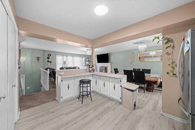 220 N Rosedale Avenue, Aurora, IL 60506