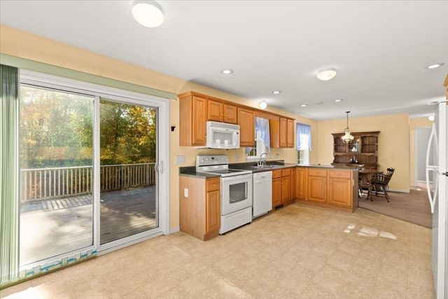 84 Lark Ln, Tiverton, RI 02878