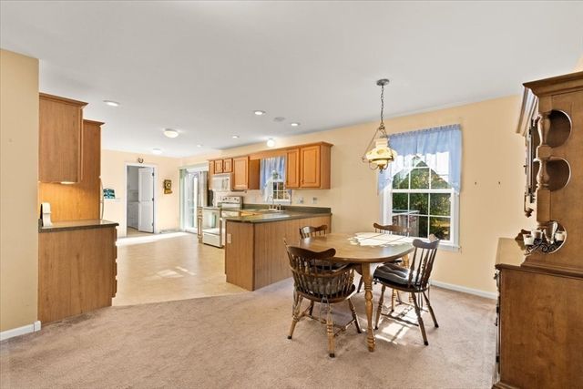 84 Lark Ln, Tiverton, RI 02878