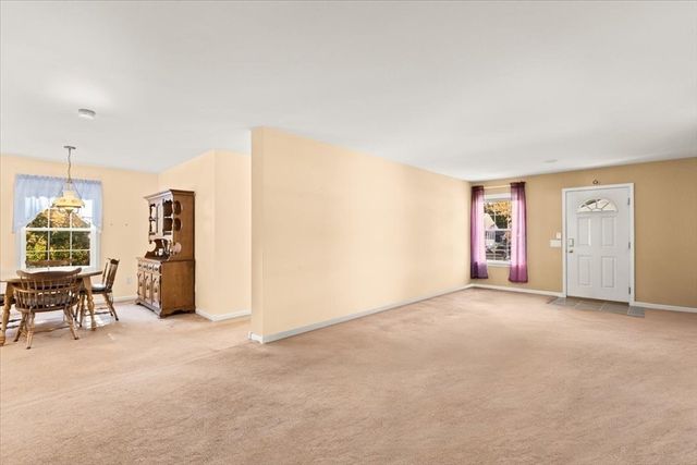 84 Lark Ln, Tiverton, RI 02878