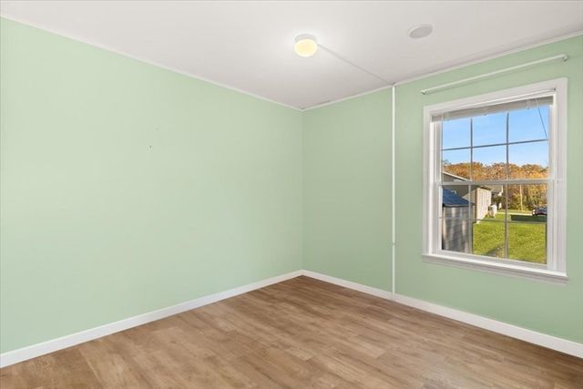 84 Lark Ln, Tiverton, RI 02878