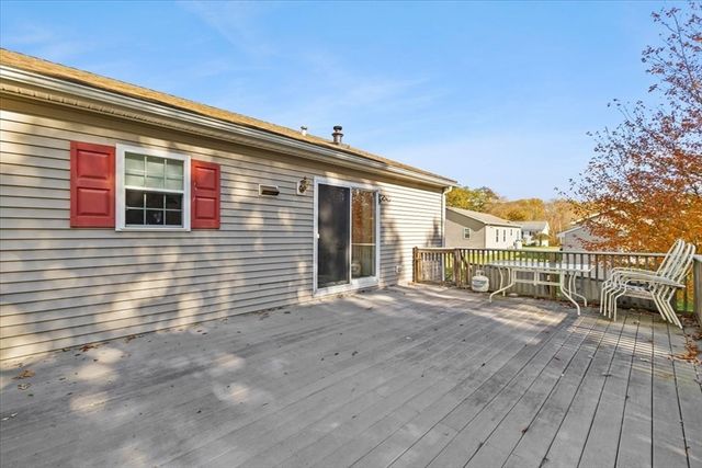 84 Lark Ln, Tiverton, RI 02878