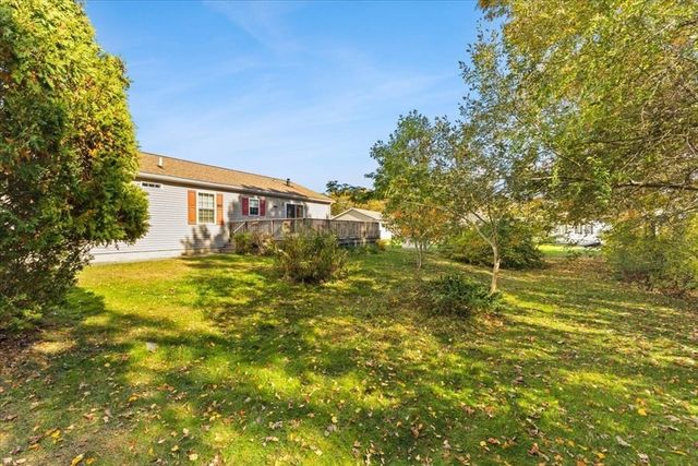 84 Lark Ln, Tiverton, RI 02878