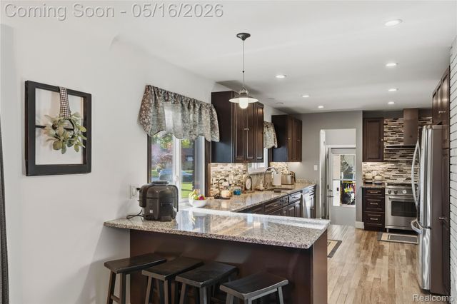 21420 Salisbury Avenue, Grosse Ile Township, MI 48138