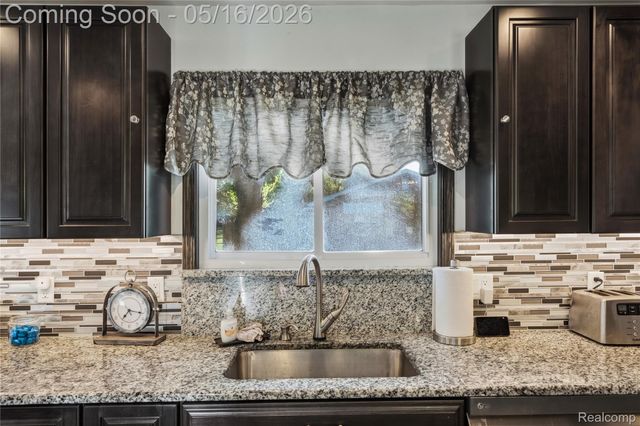 21420 Salisbury Avenue, Grosse Ile Township, MI 48138