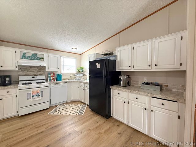 23 Holiday Village, Porum, OK 74455