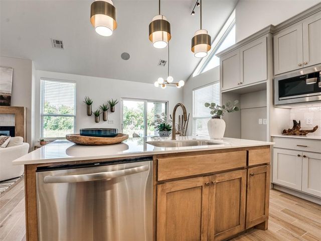 7713 Woods Edge Way, Yukon, OK 73099