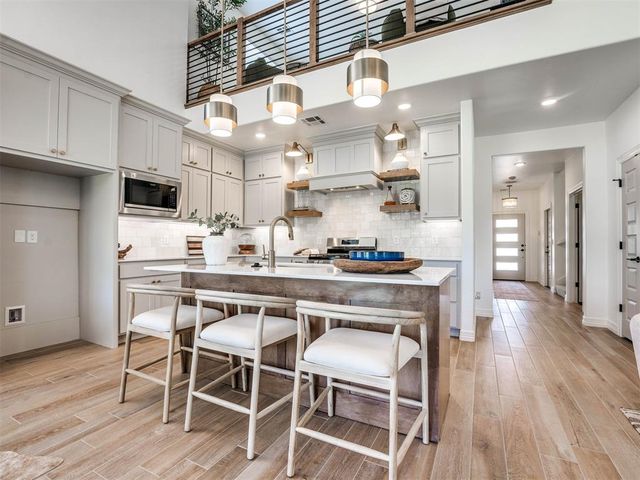 7713 Woods Edge Way, Yukon, OK 73099