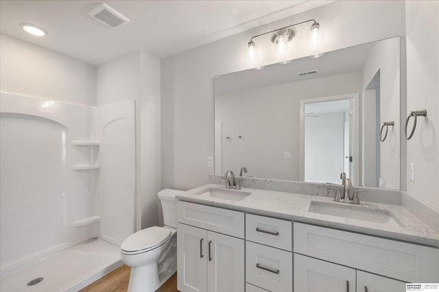 7925 N 94th Street, Omaha, NE 68122