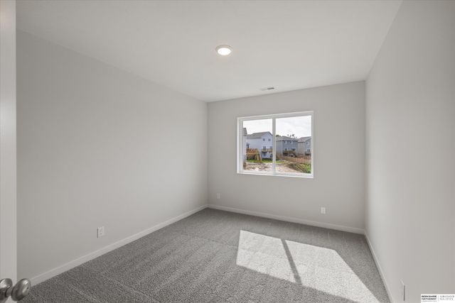 7925 N 94th Street, Omaha, NE 68122