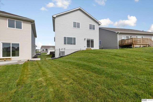 7925 N 94th Street, Omaha, NE 68122