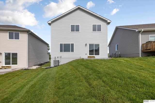 7925 N 94th Street, Omaha, NE 68122