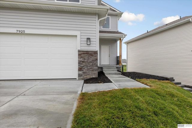 7925 N 94th Street, Omaha, NE 68122