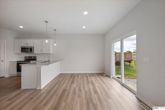 7925 N 94th Street, Omaha, NE 68122