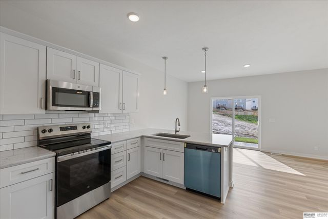 7925 N 94th Street, Omaha, NE 68122