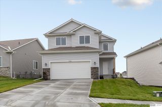7925 N 94th Street, Omaha, NE 68122