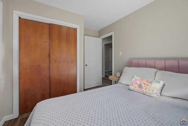 1306 SW Glendale DR, Topeka, KS 66604