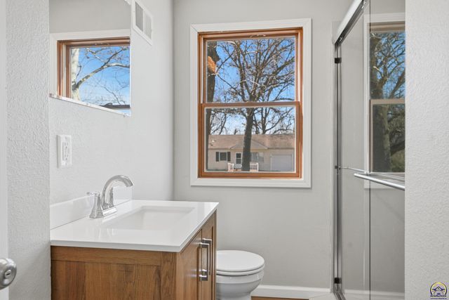 1306 SW Glendale DR, Topeka, KS 66604