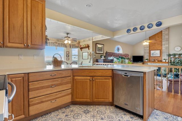11722 S CASSOWARY DR, Sandy, UT 84092