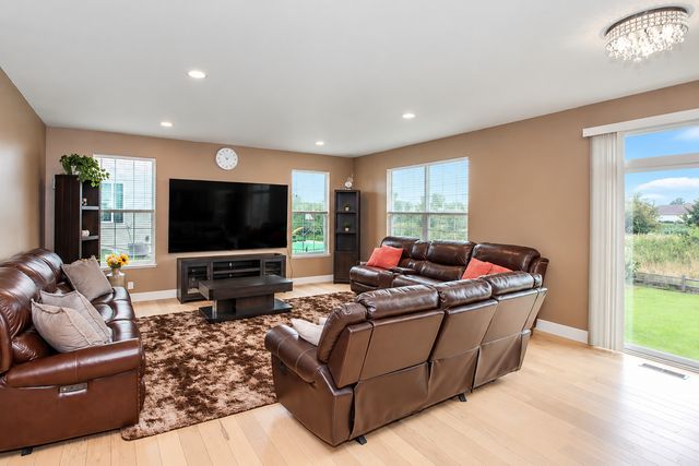 83 Stockholm Avenue, Volo, IL 60041