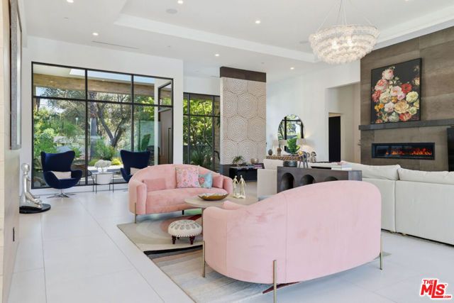 22935 Oxnard Street, Los Angeles, CA 91367