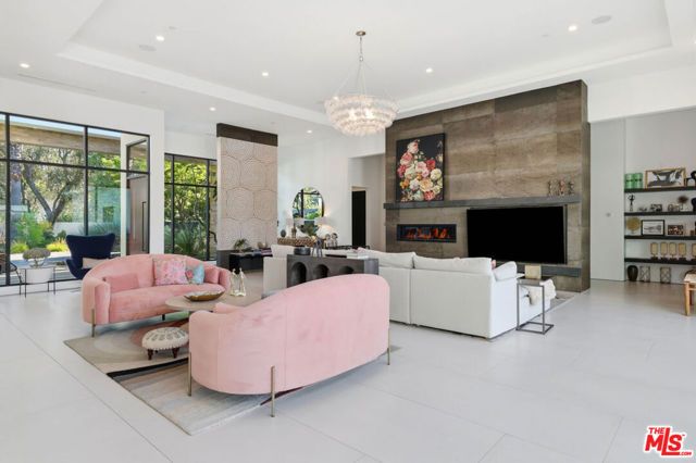 22935 Oxnard Street, Los Angeles, CA 91367