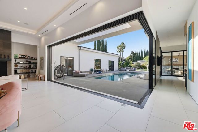 22935 Oxnard Street, Los Angeles, CA 91367